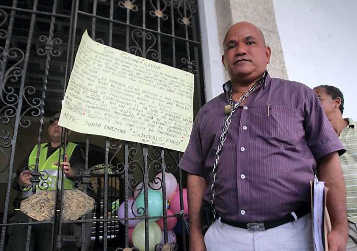 Orlando Meléndez y nueve trabajadores más de Lotería de Bolívar, en liquidación, lleva-ban tres meses sin recibir sus mesadas. FOTO AROLDO MESTRE-ELUNIVERSAL