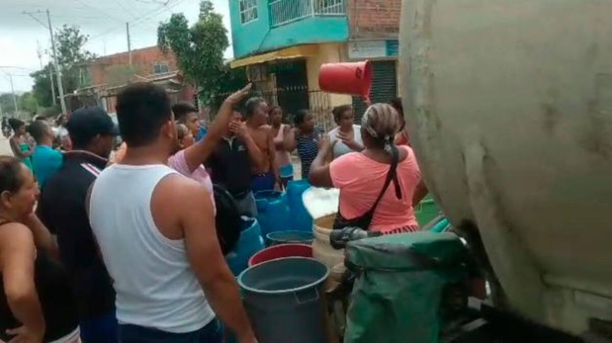 Los vecinos hacen filas para abastecerse con el agua que llega en los carrotanques.