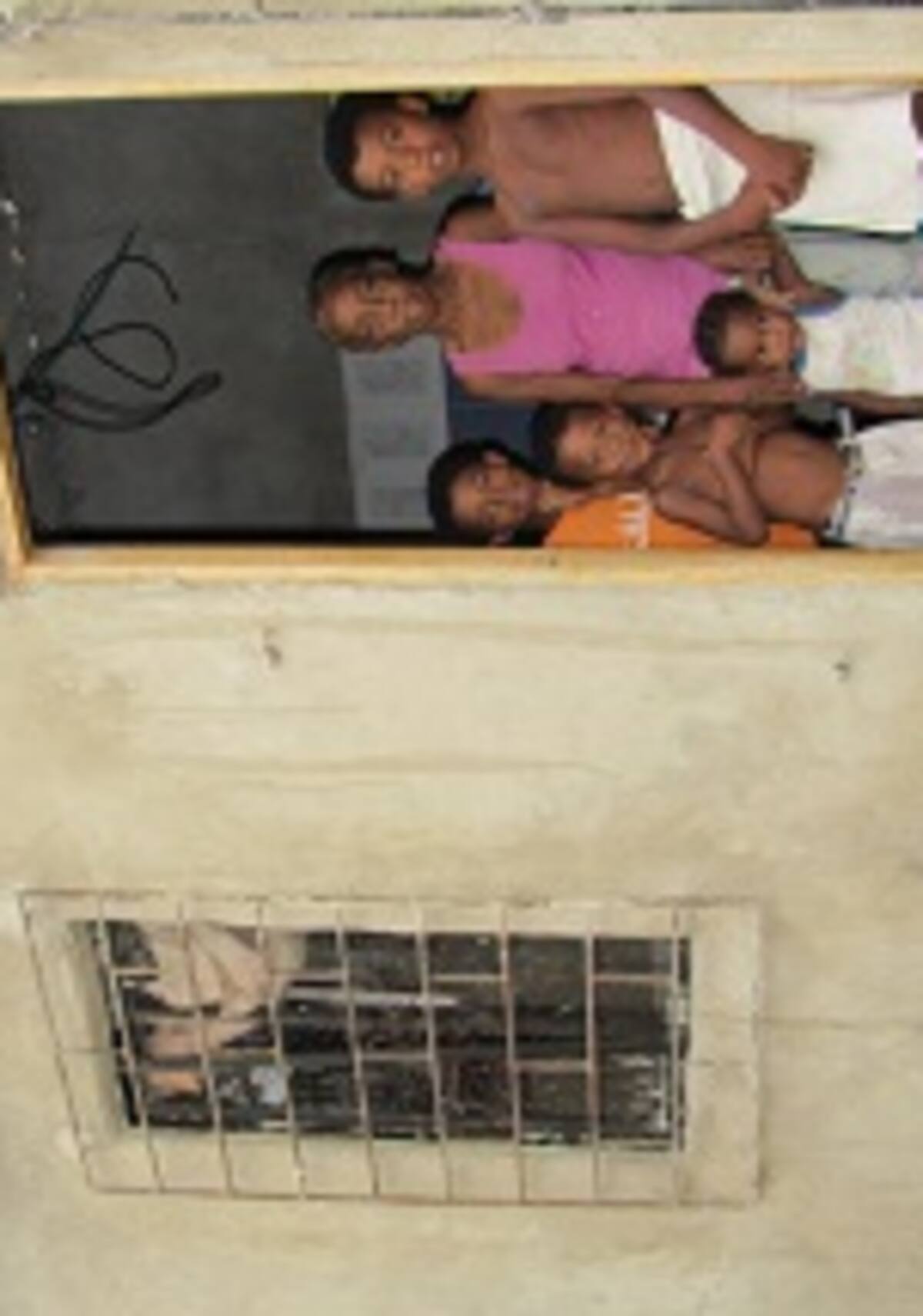 María Rodríguez, junto a sus nietos, en la pequeña casa que habitan en el barrio San Bernardo. “Estamos apretados, pero más tranquilos”, dice la mujer. ANÍBAL THERÁN TOM-EL UNIVERSAL