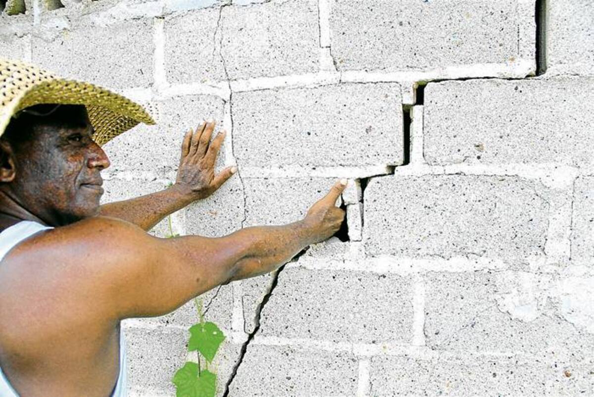 Gregorio Jaraba, líder comunitario de Pueblo Nuevo, muestra las grietas de una vivienda que fue evacuada por sus propietarios. ÓSCAR DÍAZ - EL UNIVERSAL