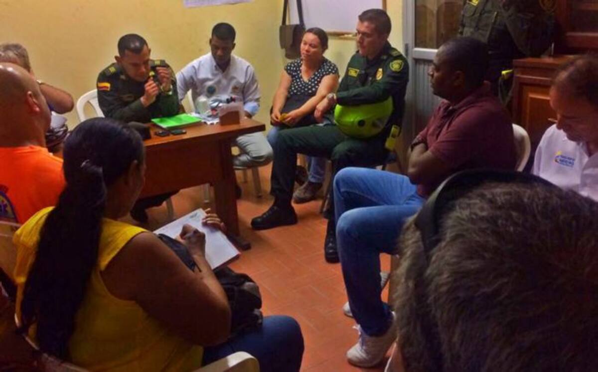 Reunión entre autoridades para buscar una solución a la inseguridad en la unidad deportiva. CORTESÍA