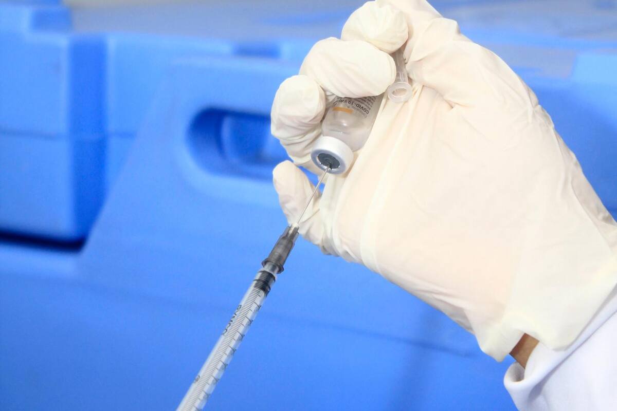 FDA aprueba mezclar vacunas contra COVID; respalda refuerzos