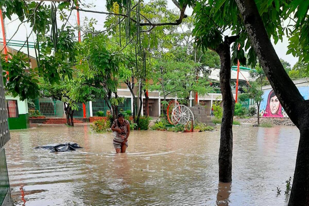 Iglesia y colegio, con el agua por las rodillas en Arroz Barato