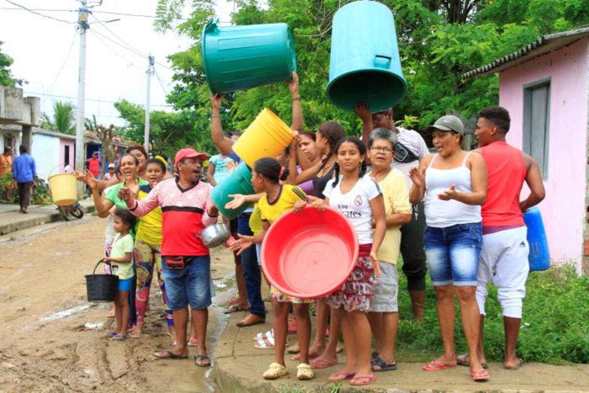 Aunque el servicio de agua fue restablecido el lunes, los vecinos de El Remanso se abastecieron de agua lluvia porque a su barrio no llegó la del acueducto. Julio Castaño