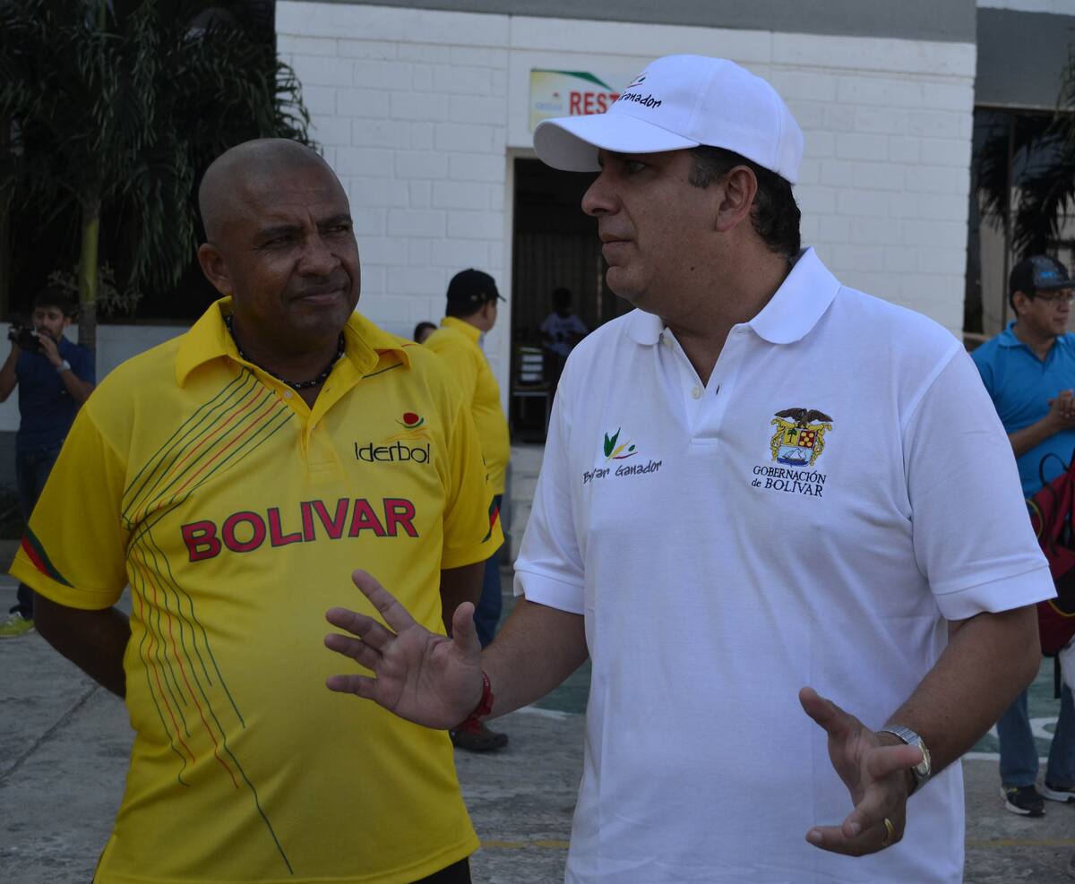 El gobernador Juan Carlos Gossaín, quien despidió a la selección, dialoga con el entrenador Jaime Cassiani. CORTESÍA GOBERNACIÓN