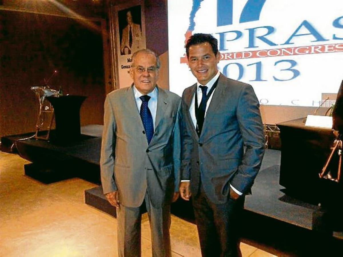 Los cirujanos Lyacir Ribeiros de Brasil y Carlos Zuleta de Colombia.