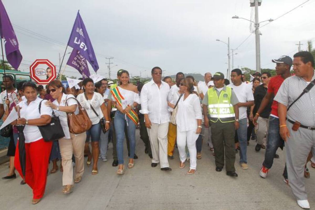 La marcha fue liderada por el alcalde Campo Elías Terán Dix junto a su equipo de gobierno, asociaciones de mujeres, candidatas al reinado de la independencia y ciudadanos del común. JULIO CASTAÑO EL UNIVERSAL