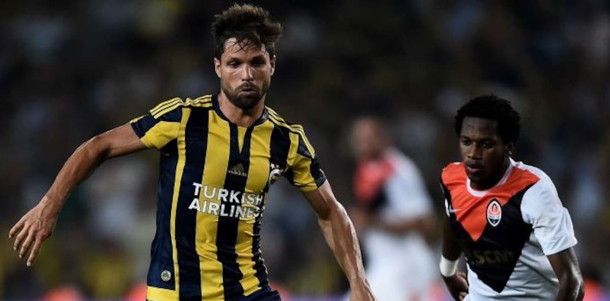 Fred disputa el balón con Diego del Fenerbahce. AFP OZAN KOSE