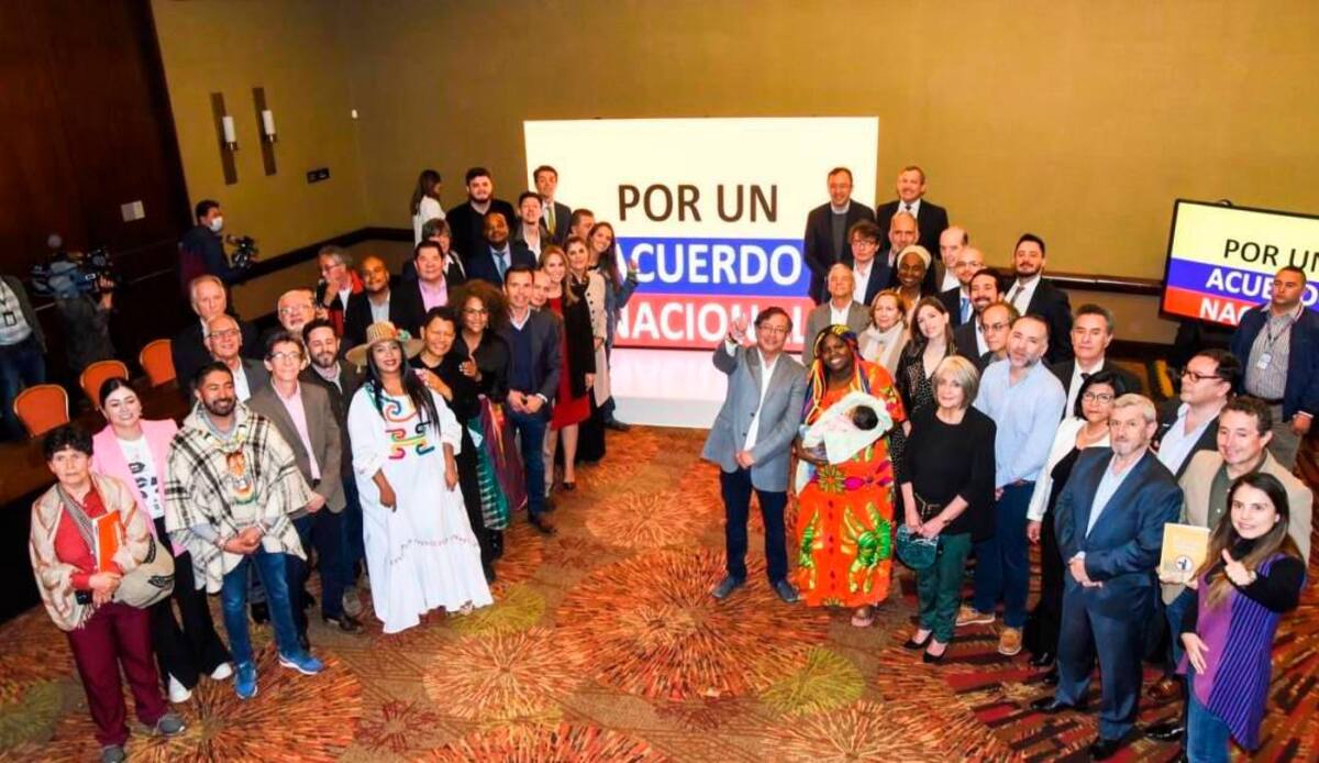 Primera reunión del gran acuerdo nacional a la que asistieron políticos, periodistas, académicos, entre otras personalidades, como Alejandro Gaviria, Mabel Lara, Alvaro Leyva y Cecilia López.