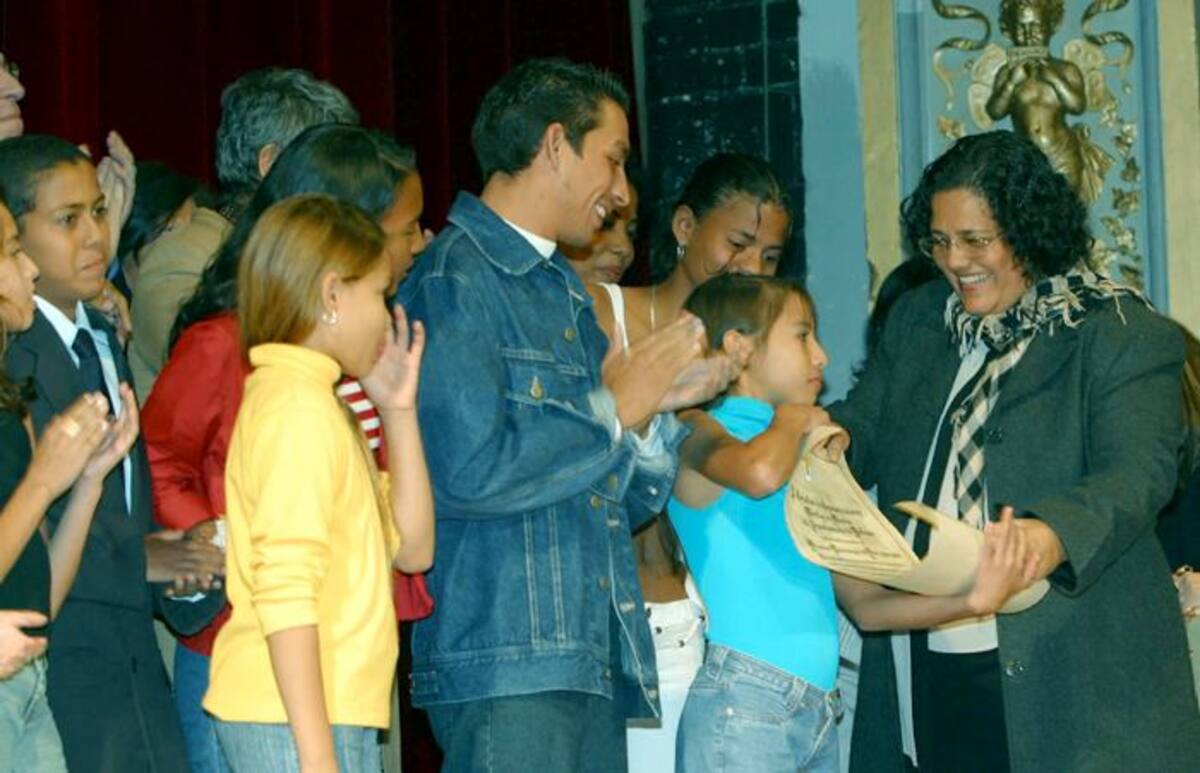 El Colectivo de Comunicaciones Montes de María Línea 21 (en medio de enfrentamientos guerrilla y vs paramilitares), fue el primero que resultó de esta estrategia ideada por la Comunicadora Soraya Bayuelo, con la cual obtuvo un Premio Nacional de Paz en el 2003. COLPRENSA