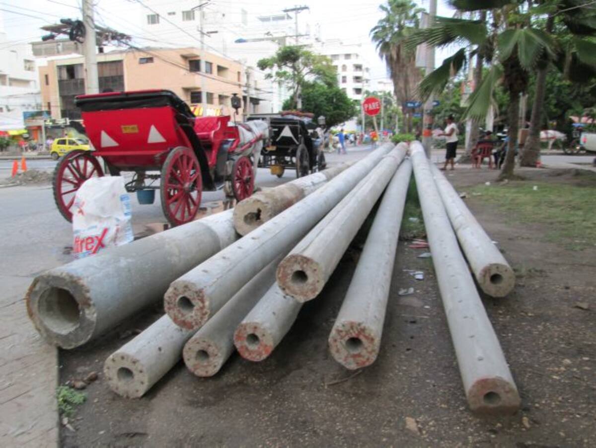 En la Calle 4 de Bocagrande, diagonal a la Inspección de Policía fueron agrupados varios postes de energía, removidos por Electricaribe para ser reemplazados. PEDRO TORRES, GENTE BAHÍA – EL UNIVERSAL