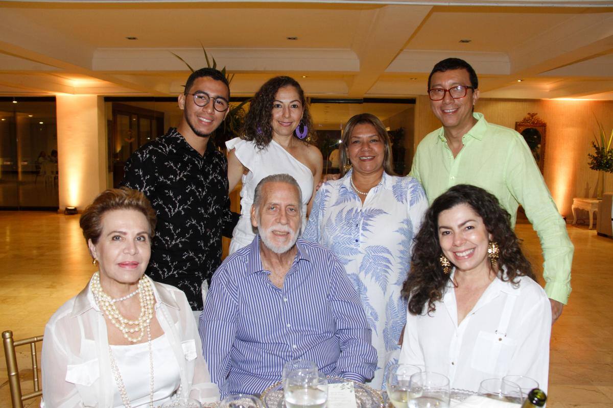 De pie: Jairo Berrío, Tulia Berrío, María Bernarda Palomino y Juan Berrío; sentados: Mara de Jara, Manuel Jara y Ana Isabel Berrío.