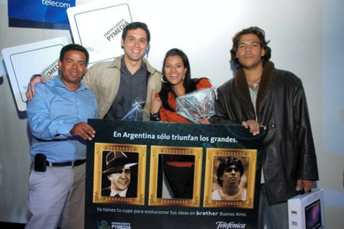 Walter García, Gerente de Guianza Express Ltda, los Tadeístas ganadores del concurso Anyela Becerra y Luis Carlos Paz y el profesor de la Tadeo Lozano y tutor de su propuesta, Gustavo Bossa Gracia. CORTESÍA