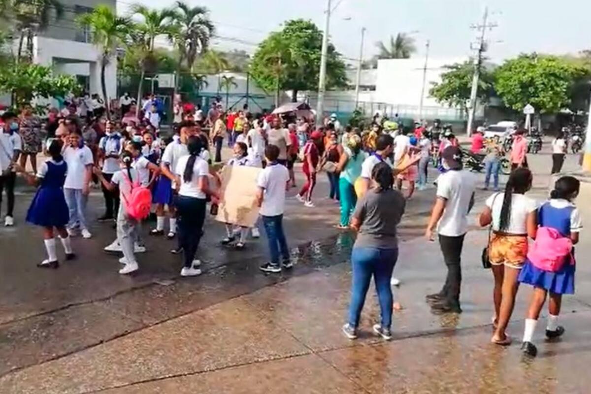 ¿Por qué decenas de estudiantes salieron a la vía principal de Torices a protestar?