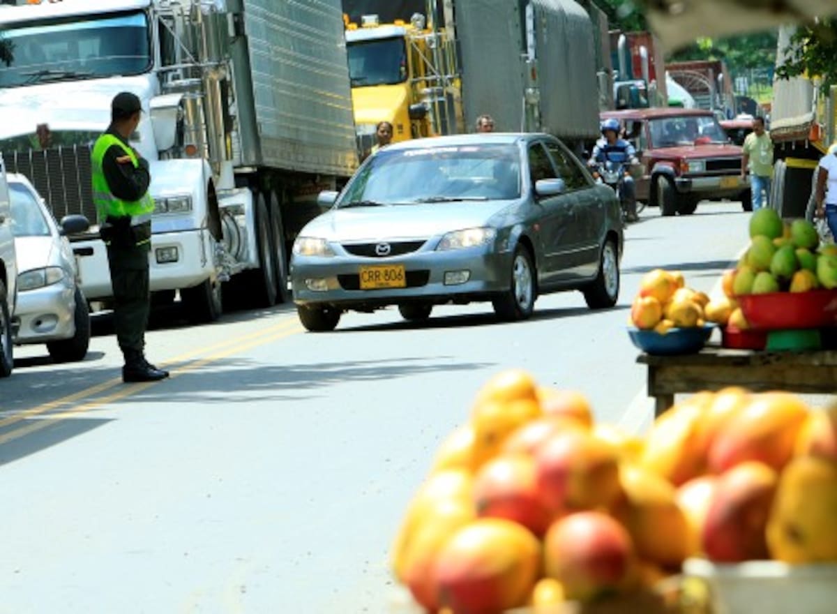 La Policía tomó todas las precauciones para restablecer el paso por la Troncal de Occidente. JULIO CASTAÑO BELTRÁN