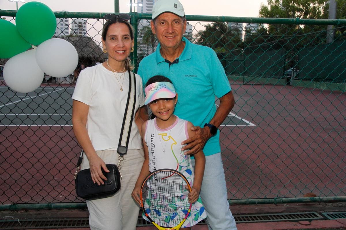 Diana Fernández, Manuela Criales y Álvaro Criales.