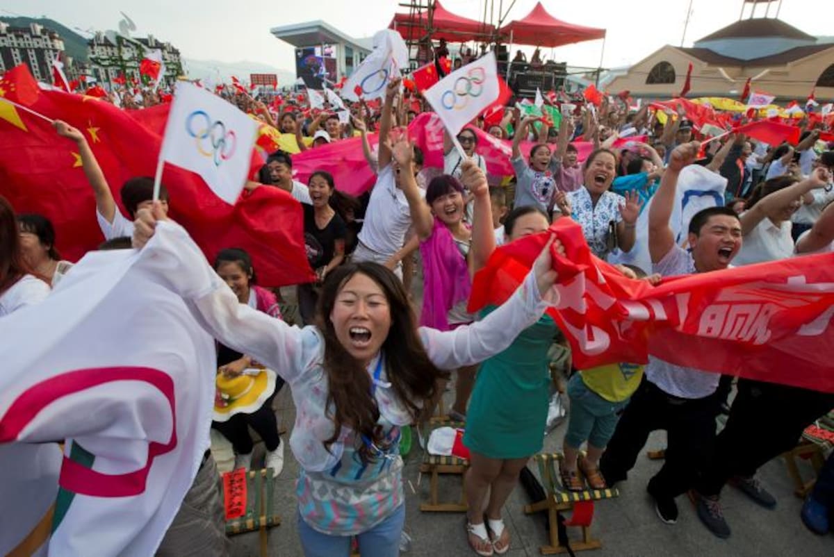 Aficionados chinos celebran la designación de Pekín como anfitrión de los Juegos Olímpicos 2022. AP Ng Han Guan