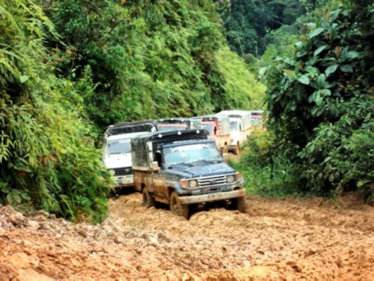 Es común encontrar carros atascados en el barro. Los mineros los sacan con cabuyas, palas y otros elementos.