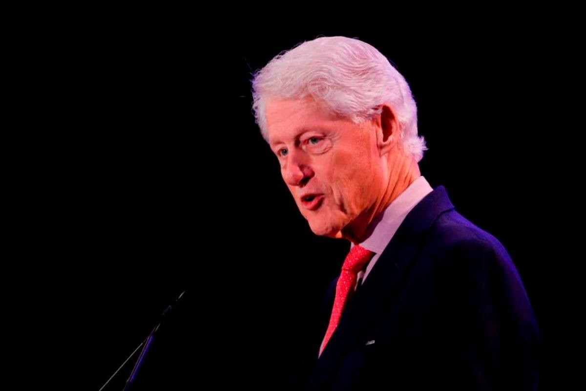 El expresidente Clinton sale de hospital en California