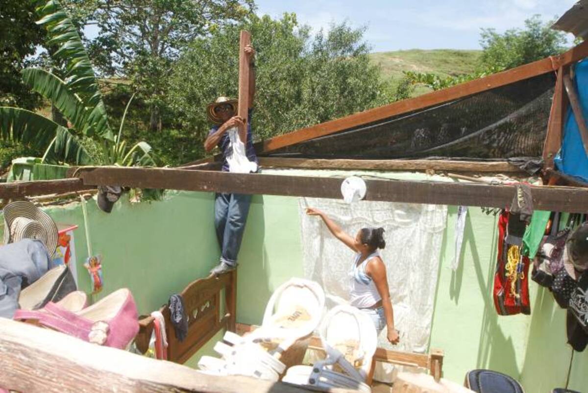 Fuertes vientos destecharon casas en Santa Catalina, municipio ubicado a 44 kilómetros del noreste de Cartagena. JULIO CASTAÑO - EL UNIVERSAL