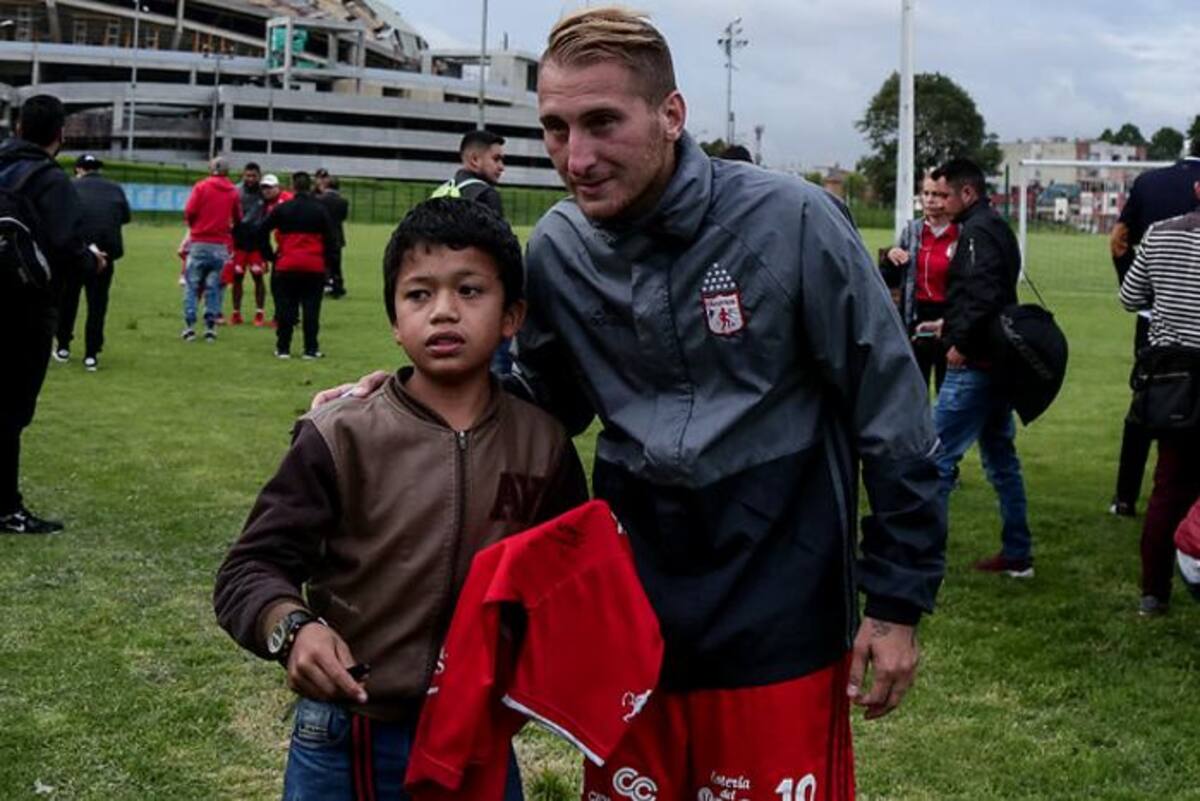 América realizó su primer entrenamiento en la cancha de El Campincito, justo al lado de estadio Nemesio Camacho ‘El Campín’, donde se disputará el torneo amistoso. Colprensa