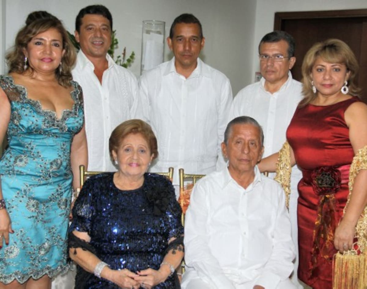 De pie: Eugenia Vega Escaño, Eduardo Vega Escaño, Javier Vega Escaño, Luis Vega Escaño y Magali Vega Escaño; sentados, la cumplimentada, Juanita Escaño de Vega y su esposo, Luis Fernando Vega Guerra.