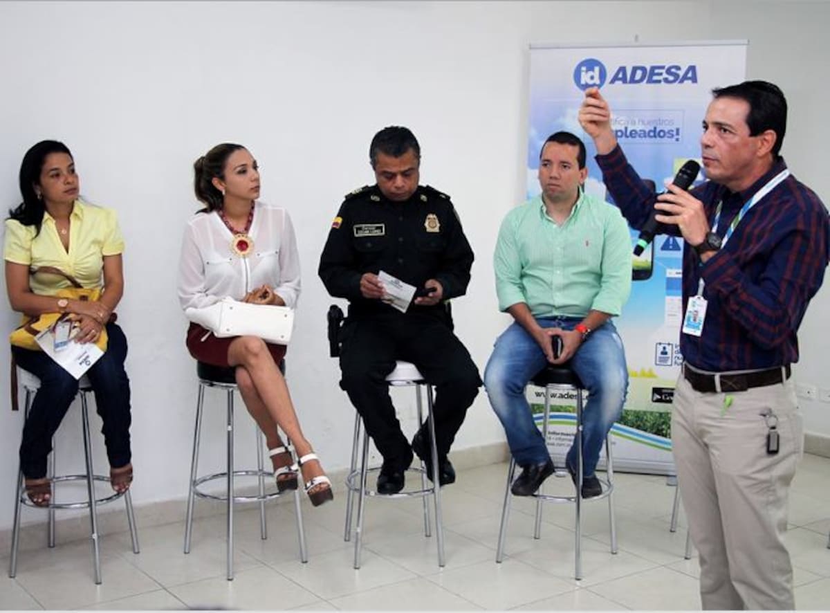 Al verificar la información podrá encontrar una fotografía del funcionario. Manuel Santiago Pérez.