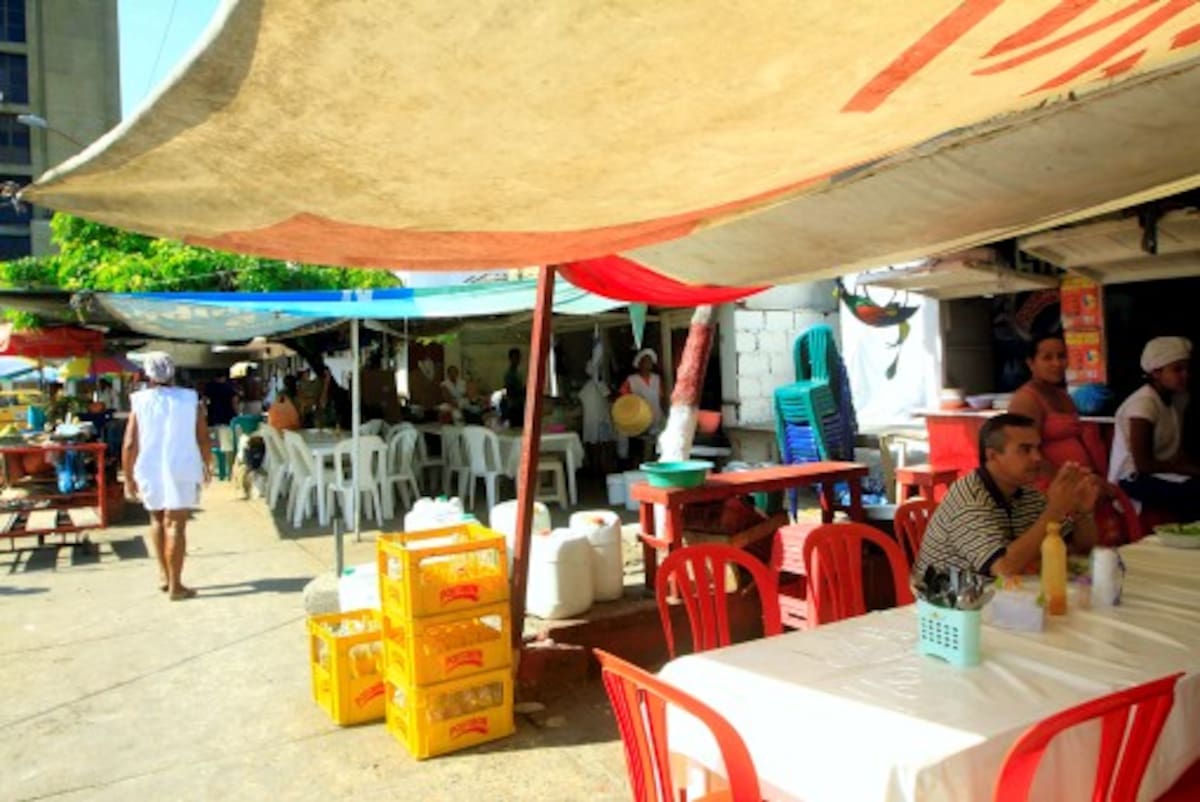 En la Plazoleta Olímpica del Centro Histórico hay 12 vendedoras de comida que tras 20 años de trabajo en este espacio público se niegan a recibir dinero para desmontar sus negocios y dicen que quieren que las reubiquen. JULIO CASTAÑO - EL UNIVERSAL