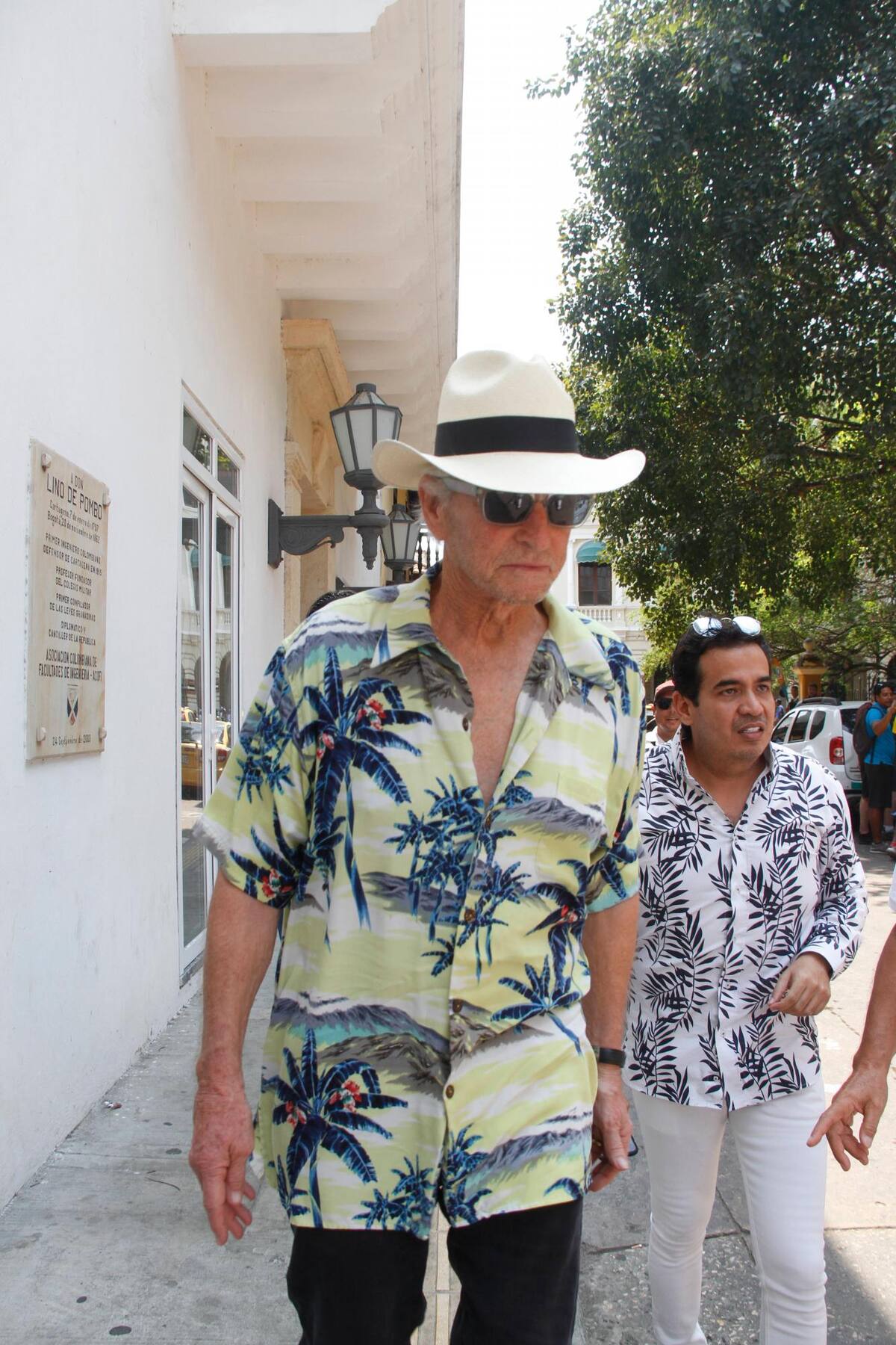 Michael Douglas camina por una de las calles del Centro Histórico de Cartagena.//Foto: Luis E. Herrán.