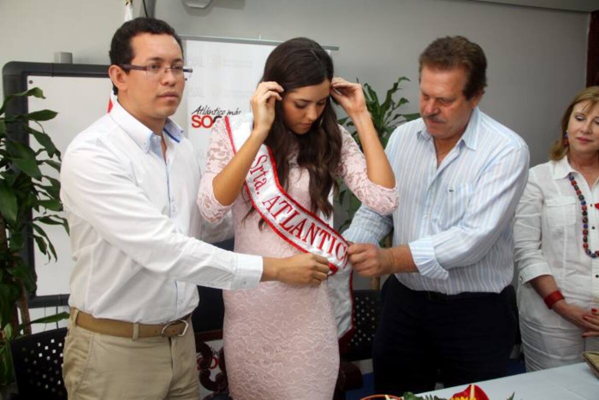 Al acto de imposición de banda de Paulina Vega Dieppa el gobernador (e), Jaime berdugo, y Ramón Jesurun, del Comité de Belleza. RAFAEL POLO - QHUBO BARRANQUILLA -
