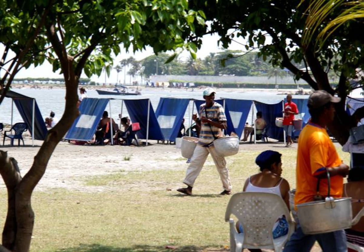 La Gerencia de Espacio Público advierte que retirará de las playas las ventas informales de comida, dado que los productos que ahí se ofrecen amenazan la salud pública. EL UNIVERSAL