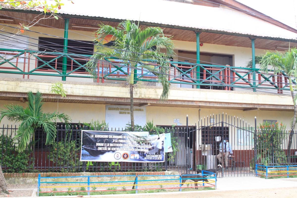 Con vigilante a bordo roban computadores en colegio de La Boquilla