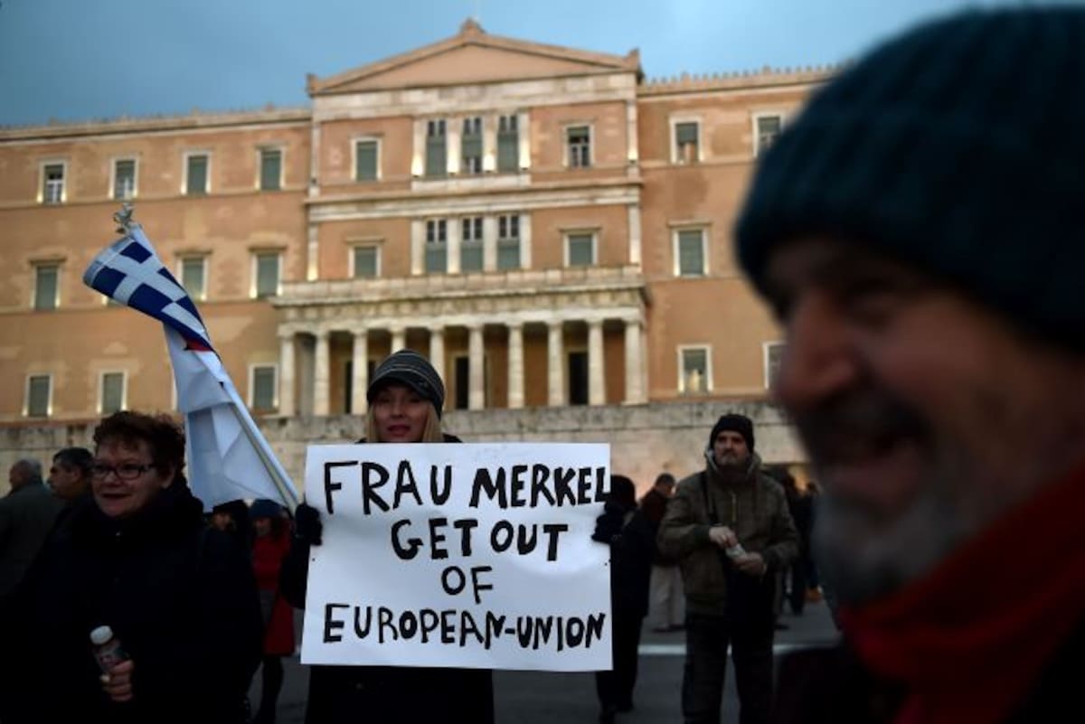 Los residentes se reúnen en la plaza Syntagma frente al edificio del Parlamento para apoyar al gobierno griego. AFP ARIS MESSINIS