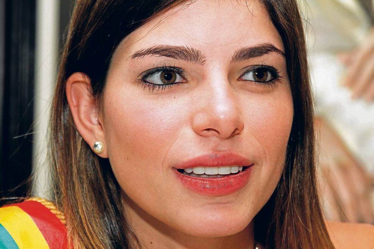 Un primer plano de Juliana Dahl.