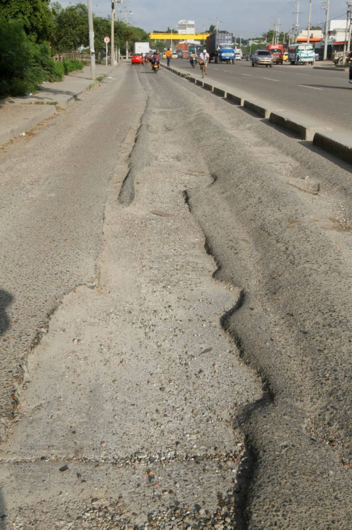 La vía tiene un largo hueco en la mitad que rosa con la parte de abajo del auto. Julio Castaño / El Universal