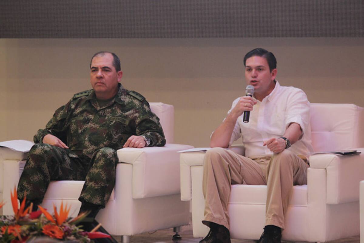 El comandante general de las fuerzas militares, Leonardo Barrero Gordillo y el ministro de defensa Juan Carlos Pinzón.
