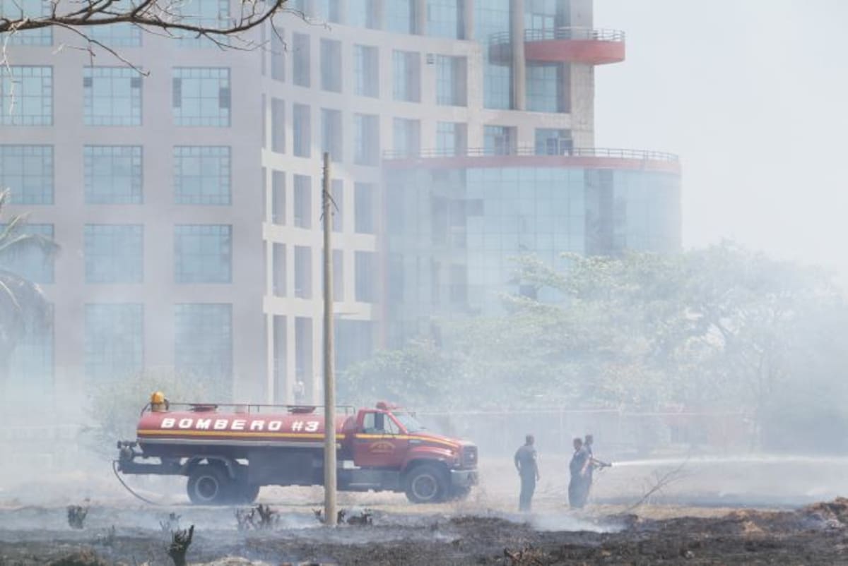 Un carro de bomberos hizo presencia en el lugar para controlar el incendio. JULIO CASTAÑO - EL UNIVERSAL