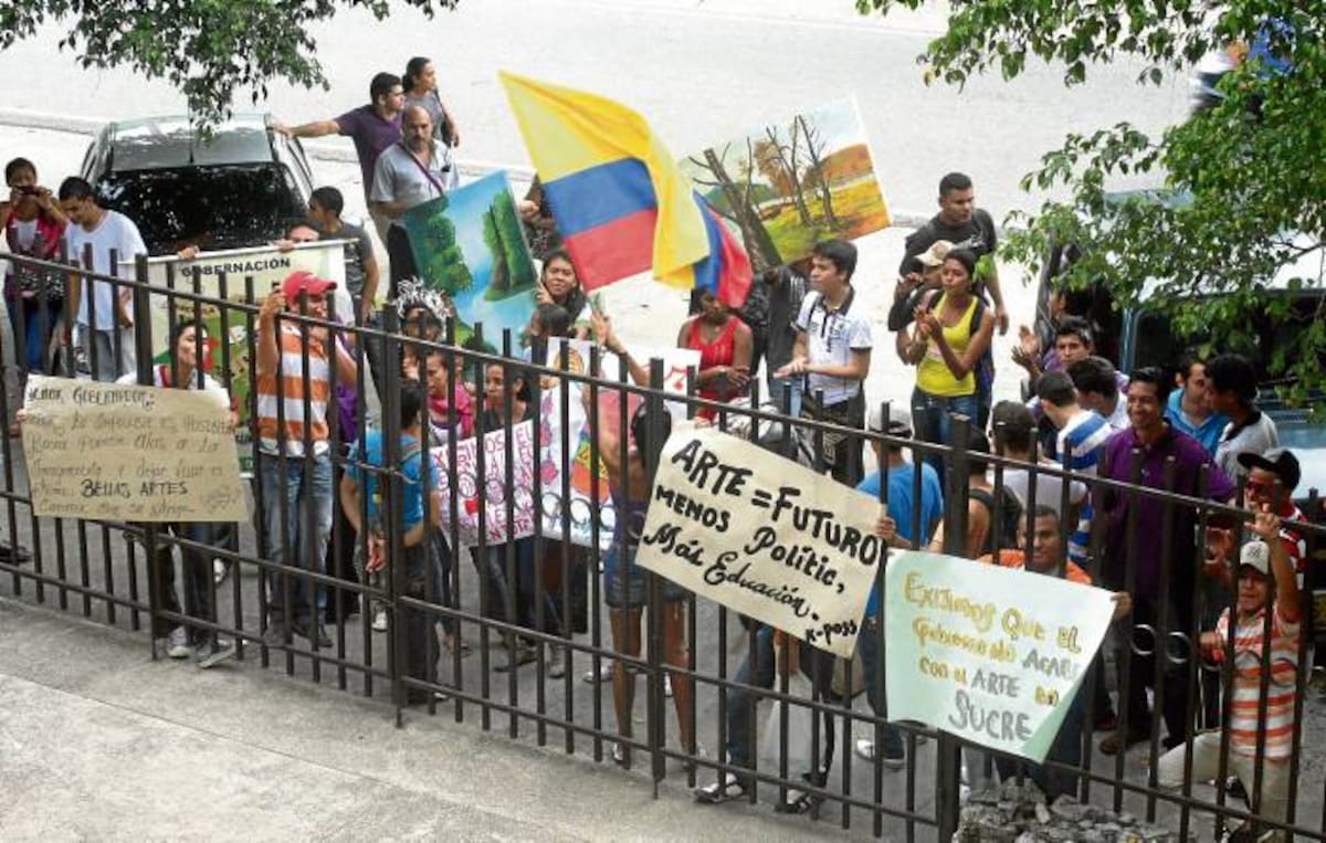 Estudiantes de Bellas Artes organizaron una protesta para pedir más recursos durante la instalación de las sesiones extras de la Asamblea.