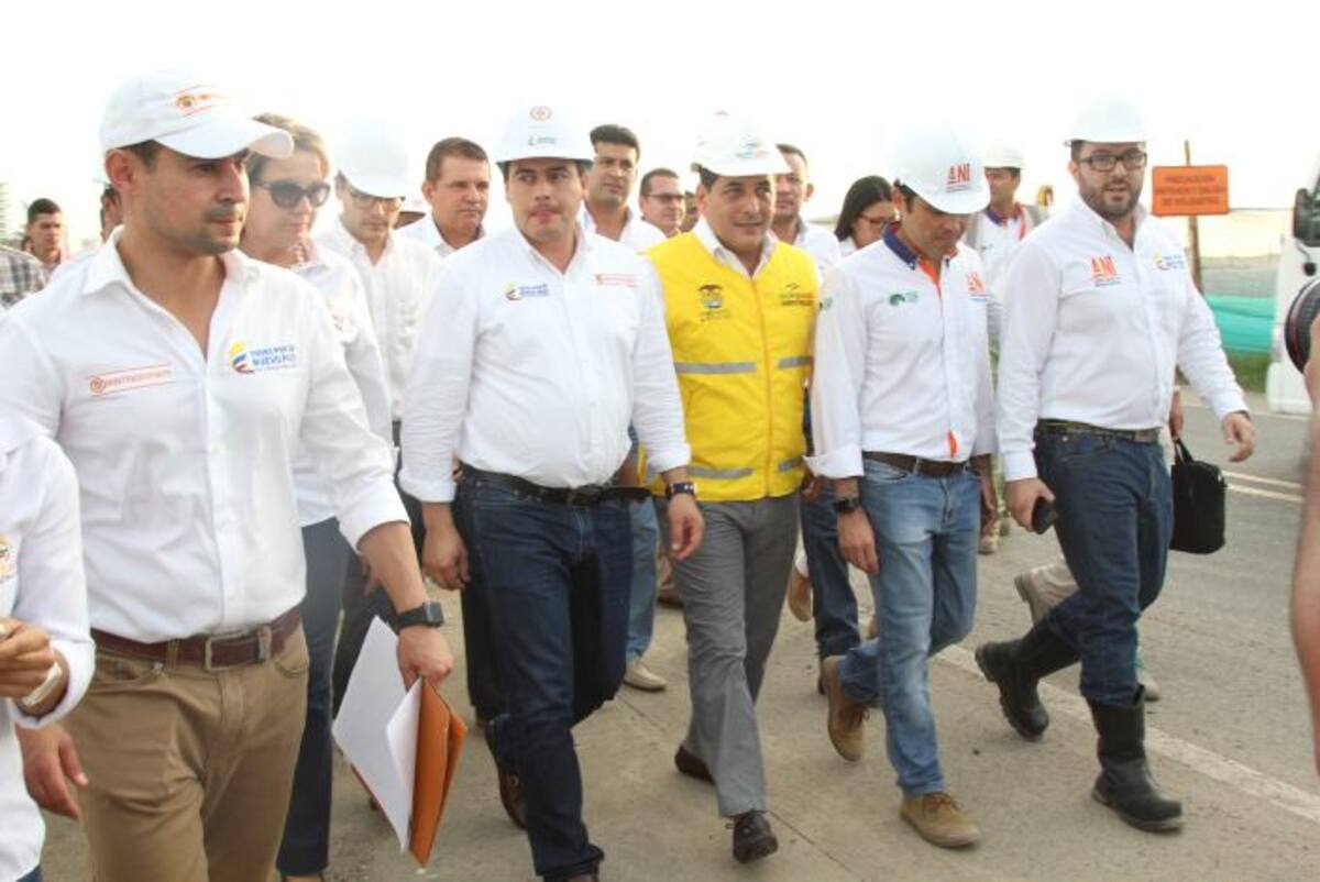 El ministro de Transporte, recorrió el lugar junto al gobernador Dumek Turbay; el alcalde (e) Sergio Londoño y el gerente de la Concesión Costera, Miguel Acosta. Kailline Giraldo.