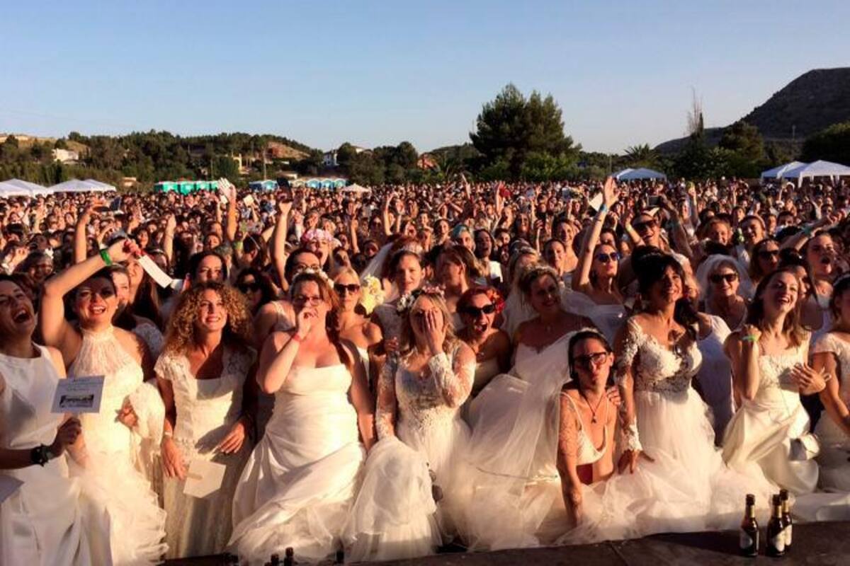 Localidad española bate el Guinness con 1.347 mujeres vestidas de novia