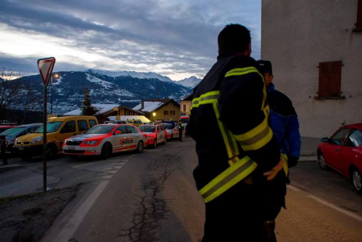 Patrullas de la policía cantonal de Valais, acompañadas de unidades especiales del cantón, intervinieron de inmediato en el lugar y neutralizaron al presunto autor AP OLIVIER MAIRE