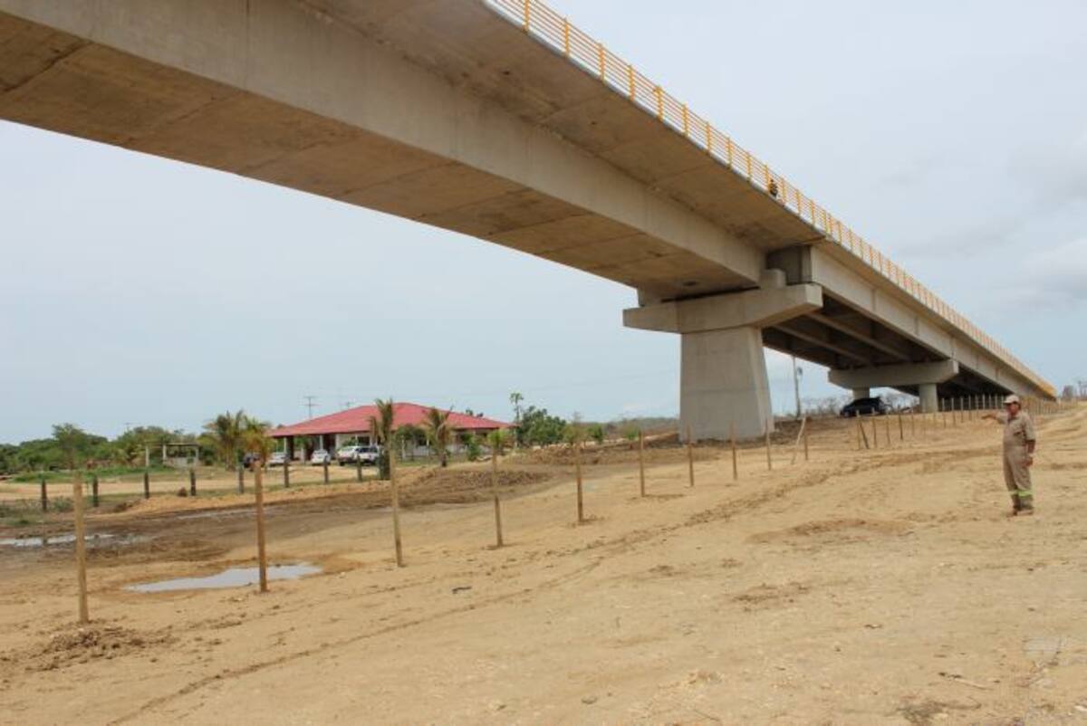 Así quedó la empresa Remolcosta después de construido el puente. CORTESÍA