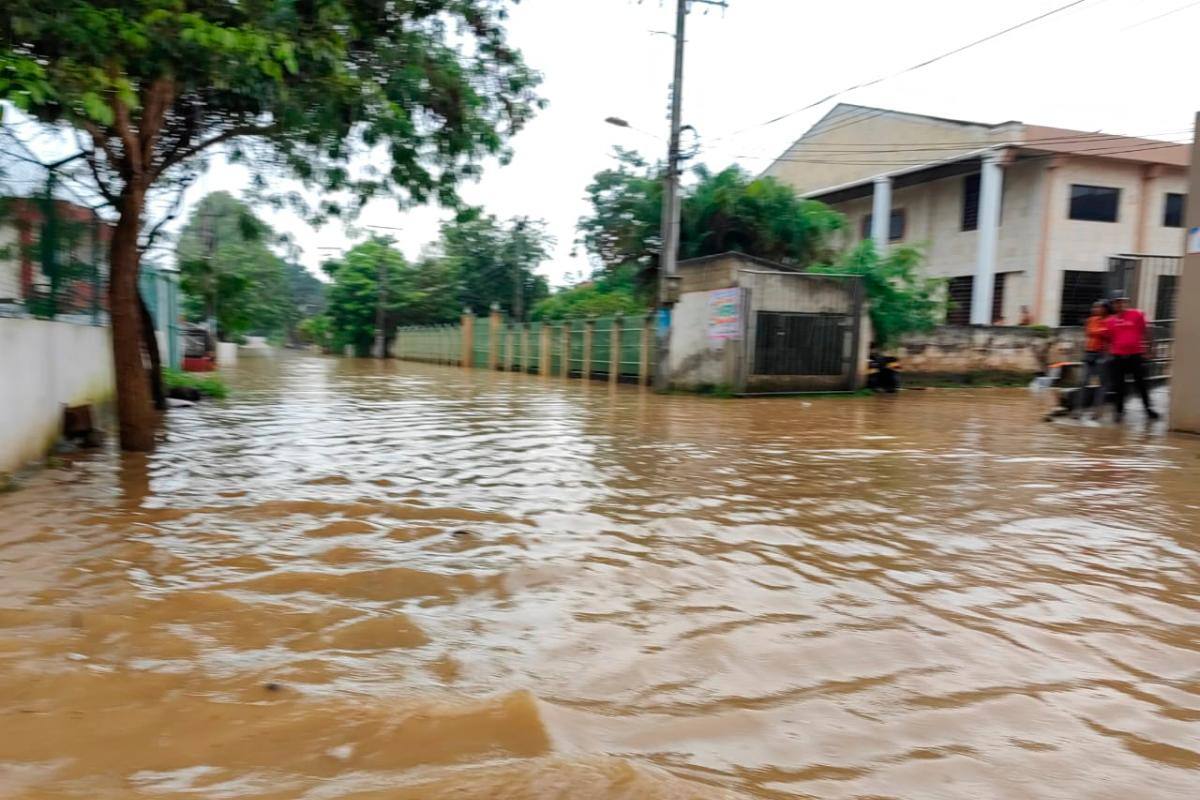 Fotos: Desbordamiento de canal por fuertes lluvias tiene inundado a Turbaco