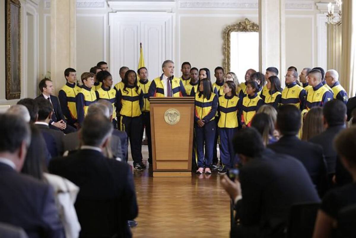 El presidente se reunió con 14 de los 56 atletas que viajarán a la capital de Argentina. Colprensa
