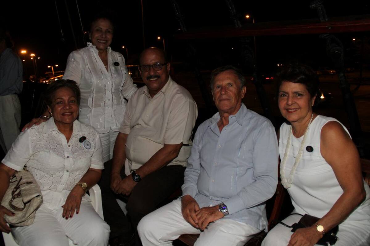 De pie: Ligia de González; sentados: Mary de Fortich, Vicente Fortich, Iván Spicker y Gladys de Spicker. FOTOS ZENIA VALDELAMAR/EL UNIVERSAL/