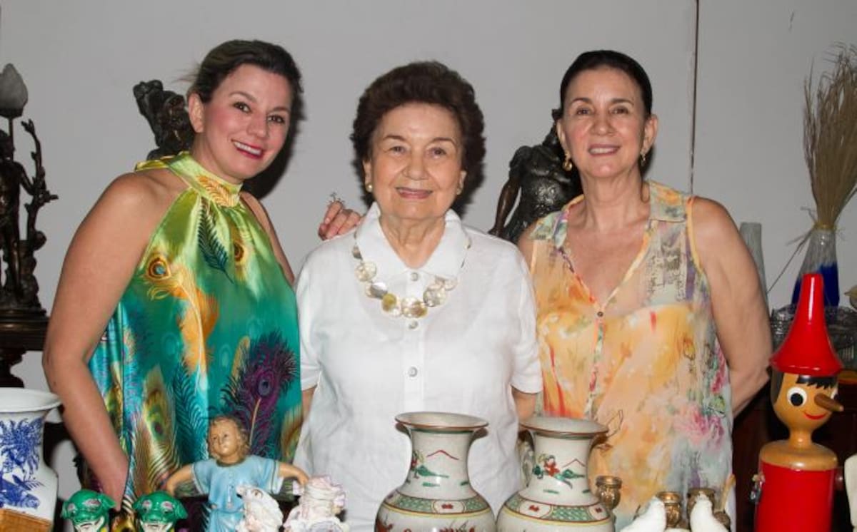 Mónica Trujillo, Dora de Trujillo y Malu Trujillo.