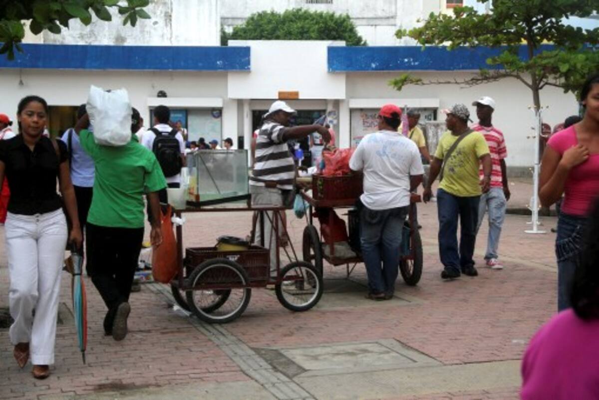 El comercio callejero es incentivado por miles de cartagenero que hacen “mercado” en las aceras del Centro. ÓSCAR DÍAZ – EL UNIVERSAL