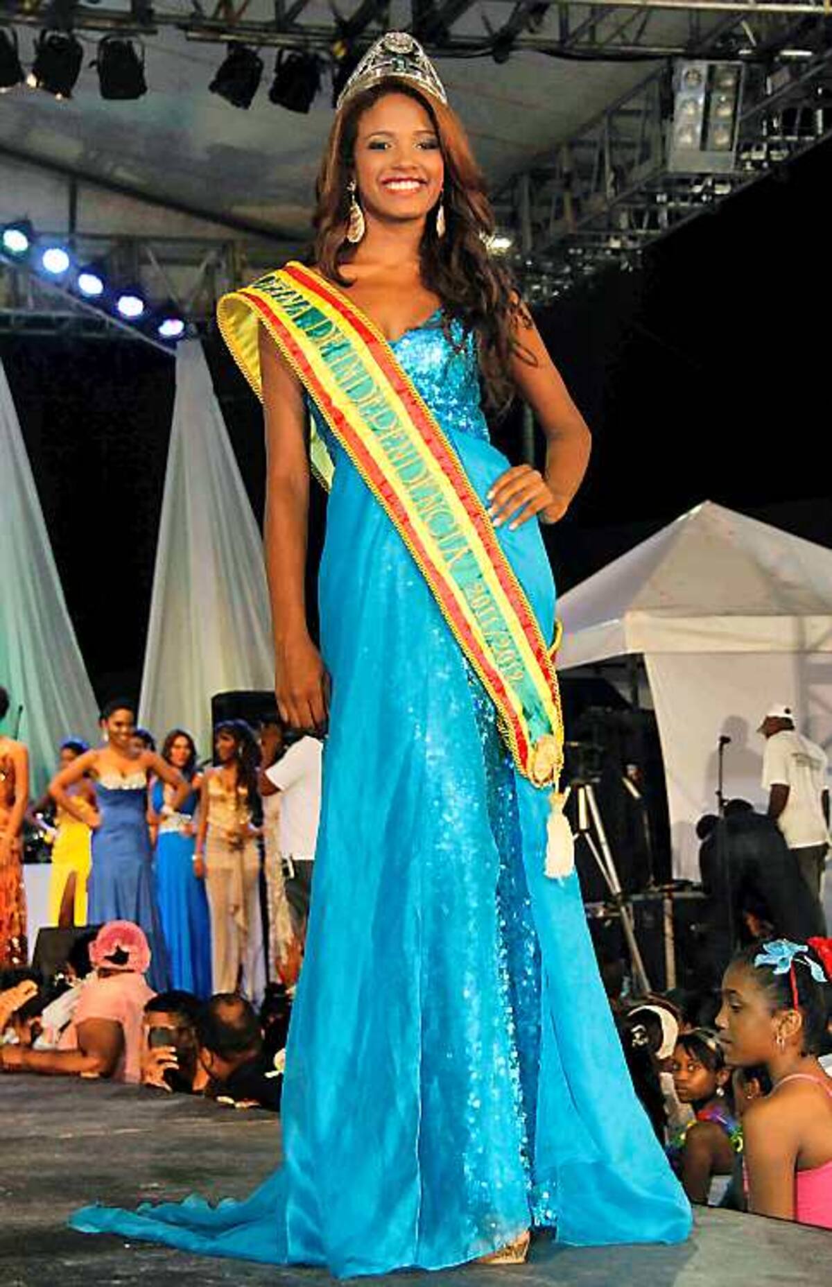 Ivonne Palencia, reina de la Independencia 2010, se despidió del pueblo cartagenero.