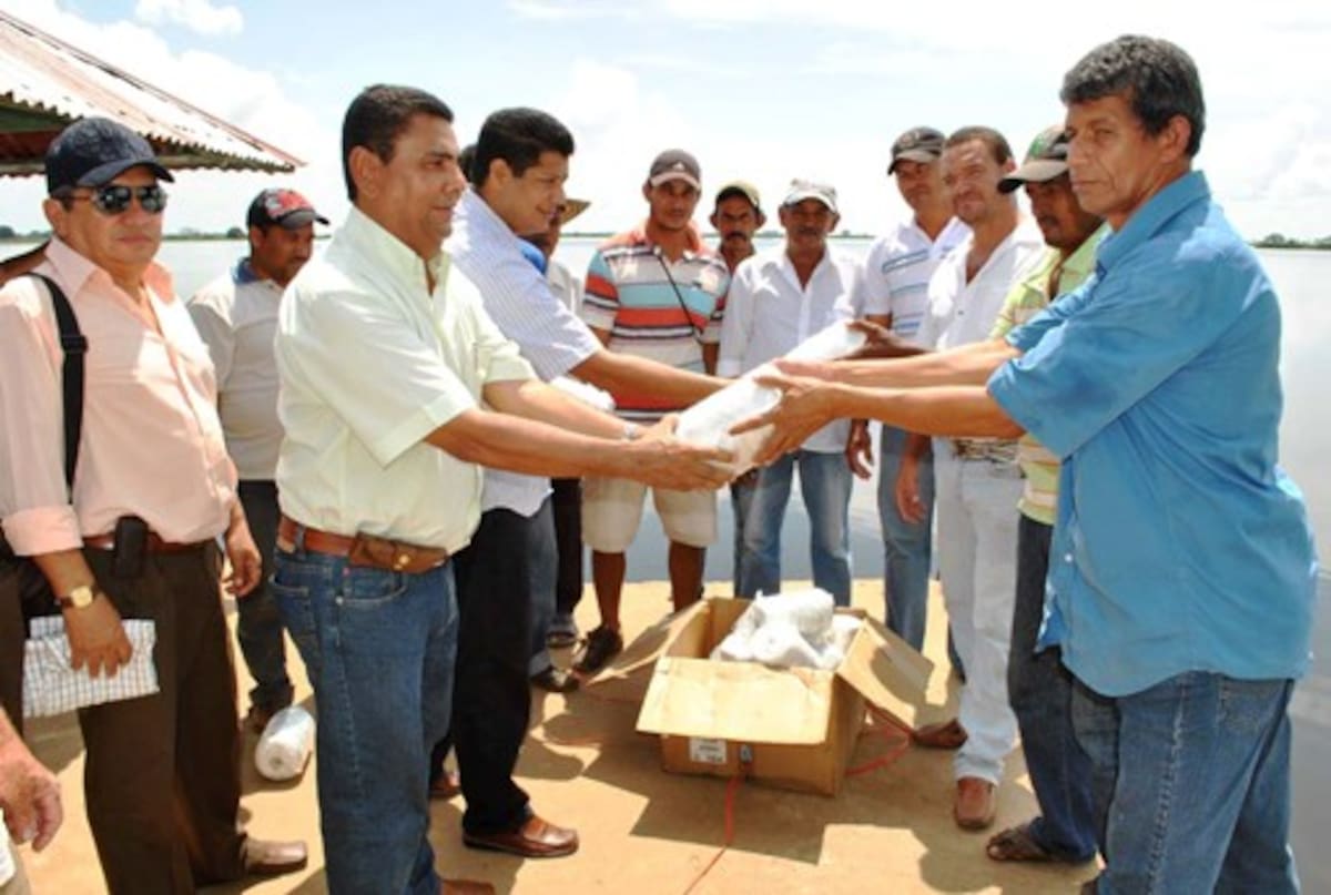 Los pescadores de asociaciones del San Jorge se benefician con la entrega de redes y proyecto de repoblamiento piscícola. CORTESÍA