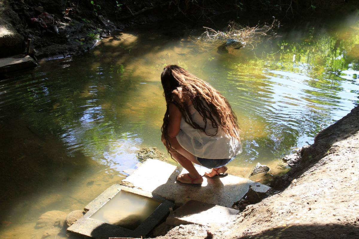 Sandra, así como todos los habitantes del puente, toman del agua que corre debajo de él. Con ella cocinan y se bañan.//Foto: Julio Castaño - El Universal.